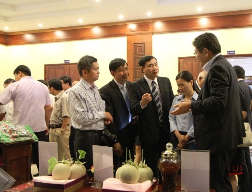 Ông Trần Quốc Cường, Ủy viên Trung ương Đảng, Phó Bí thư TỈnh ủy (Người thứ 3 từ trái qua) giới thiệu về sản phẩm dư lưới Nhật Bản được trồng thành công tại huyện Cư M'gar