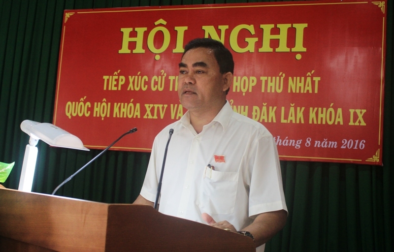 Ông Y Biêr Niê, Phó Bí thư Tỉnh ủy, Chủ tịch HĐND tỉnh trao quyết định cho các nhà đầu tư 