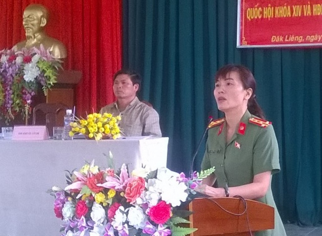 Đại diện Công an tỉnh trả lời cử tri những vấn đề thuộc thẩm quyền của mình