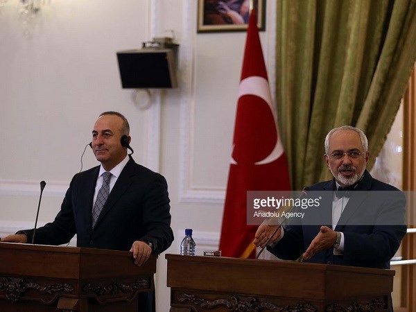 Ngoại trưởng Thổ Nhĩ Kỳ Mevlut Cavusoglu và người đồng cấp Iran ông Mohammad Javad Zarif, tại một cuộc họp báo chung ở Tehran, Iran, ngày 17-12-2014. (Nguồn: getty images)