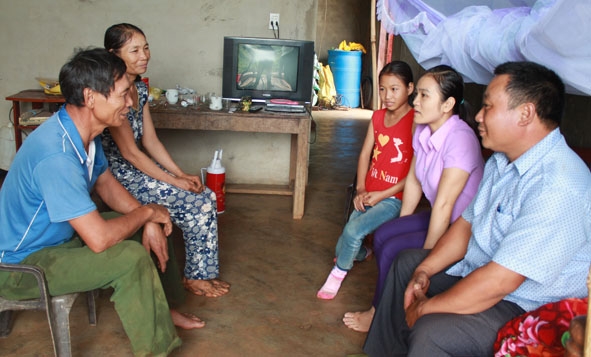 Cán bộ phòng Lao động – Thương binh và Xã hội huyện Ea H’leo trò chuyện với gia đình thương binh Phạm Văn Binh trong căn nhà tình nghĩa.
