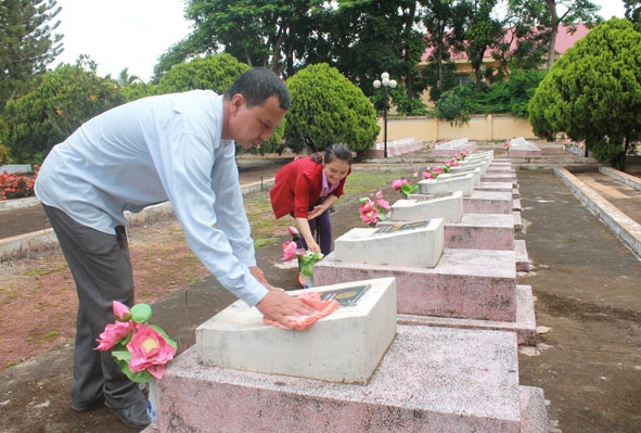 Nhân viên Phòng Lao động – Thương binh và Xã hội huyện Ea H’leo thường xuyên chăm sóc các phần mộ liệt sỹ tại Nghĩa trang Liệt sỹ huyện.