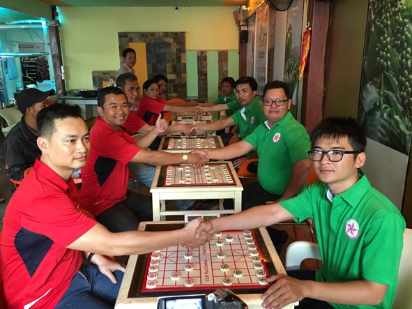 Các kỳ thủ chuẩn bị bước vào thi đấu tại Giải Cờ tướng Đắk Lắk mở rộng năm 2016.