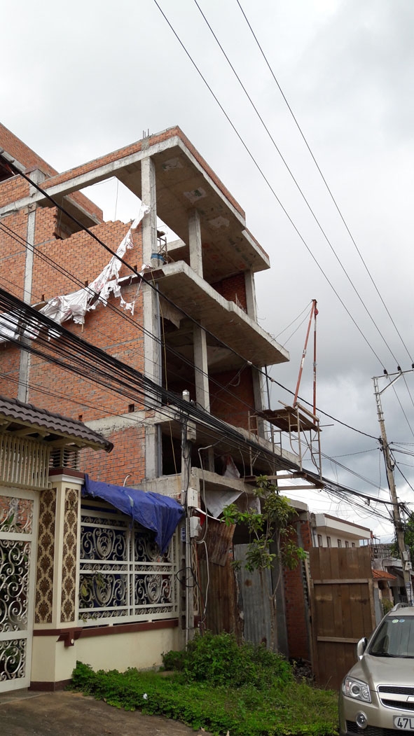 Ngôi nhà đang xây dựng tại 129 Hùng Vương (TP. Buôn Ma Thuột) vi phạm hành lang an toàn lưới điện.
