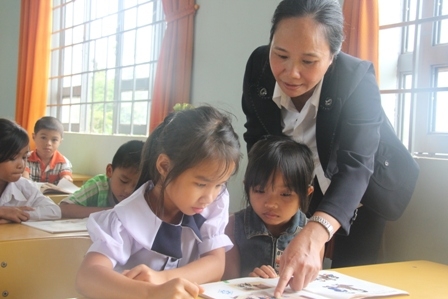 Giáo viên Trường Tiểu học Nơ Trang Lơng (huyện Krông Pắc) hướng dẫn các em học sinh dân tộc thiểu số học tiếng Việt.