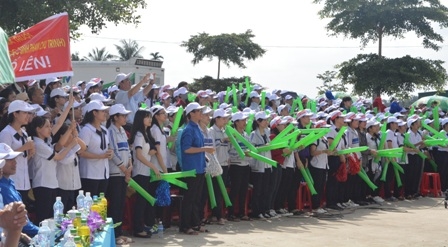 Đông đảo học sinh Trường THPT Chuyên Nguyễn Du cổ vũ cho nhà leo núi Phan Tiến Tùng.