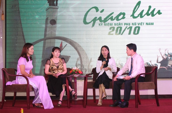 Công đoàn viên chức tỉnh tổ chức giao lưu kỷ niệm Ngày phụ nữ Việt Nam 20-10.   Ảnh: Vân Anh