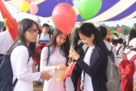 Học sinh Trường THPT Chuyên Nguyễn Du trong Lễ khai giảng năm học 2015-2016. Ảnh minh họa