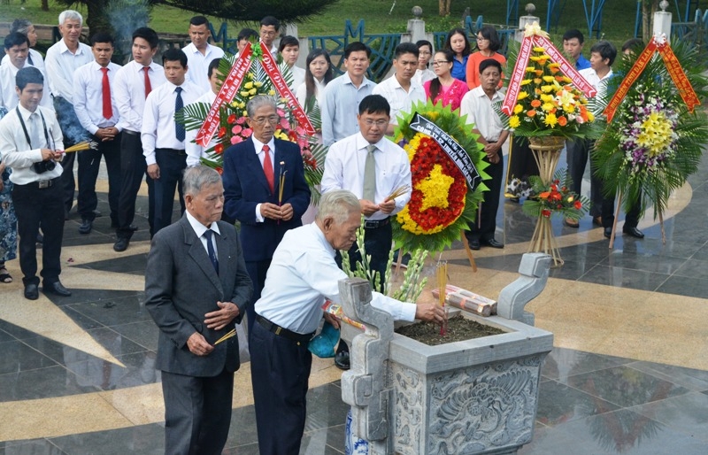 Các đại biểu viếng 