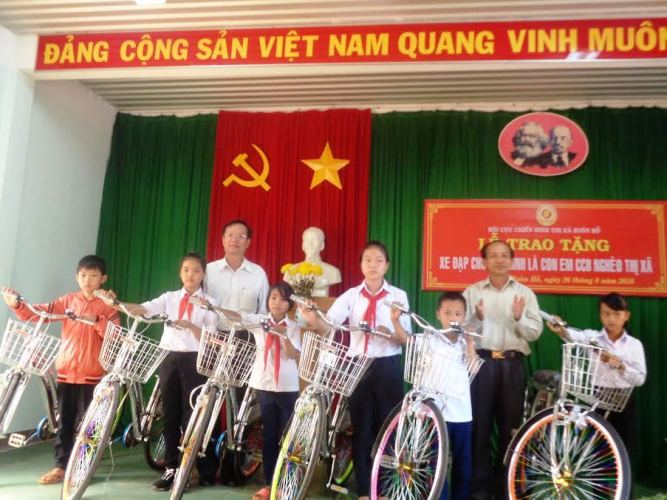 Ông Lê Khắc Khiêm, Chủ tịch UB MTTQVN thị xã và ông Nguyễn Đăng Khoa, Chủ tịch Hội CCB thị xã trao tặng xe đạp cho các em học sinh.