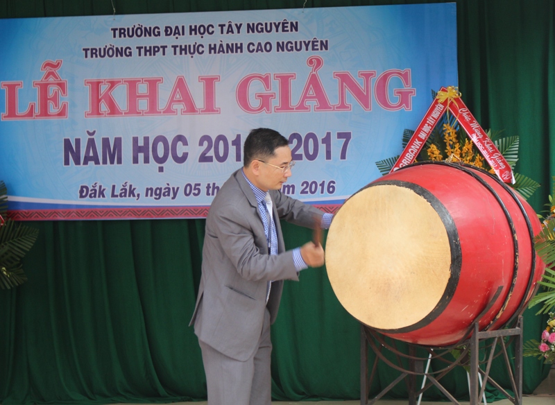 Hiệu trưởng Trường THPT Thực hành Cao Nguyên đánh trống khai giảng năm học mới