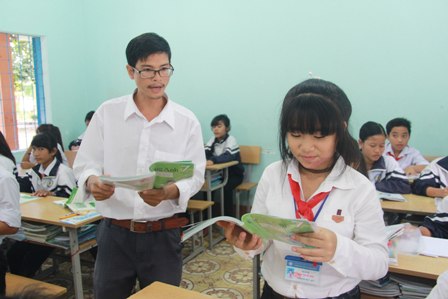 Học sinh lớp 7 Trường Phổ thông Dân tộc nội trú huyện Krông Bông trong giờ học ngoại ngữ.