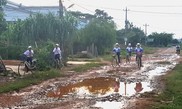    Đường  liên xã  Cư Đrăm - Krông Á xuống cấp trầm trọng khiến  người dân đi lại  rất khó khăn.