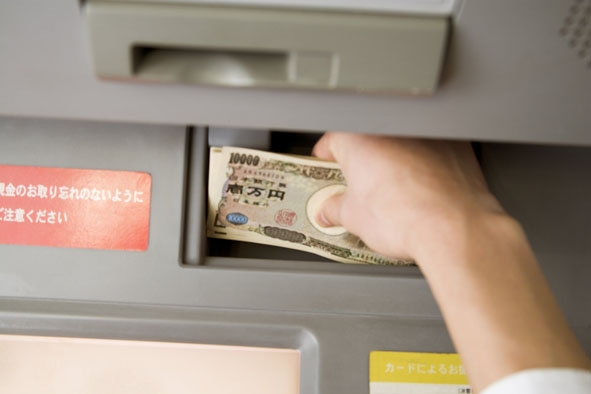 Thủ đoạn trộm cắp tiền từ máy ATM ngày càng tinh vi táo tợn.