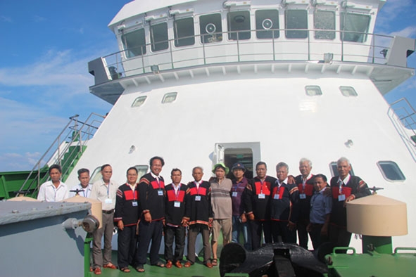 Đoàn già làng Tây Nguyên chụp ảnh lưu niệm trên chuyến tàu ra thăm các chiến sĩ Hải quân canh giữ Trường Sa.  Ảnh: Tư liệu
