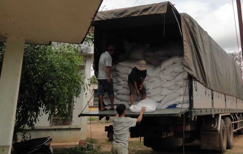 Cục Dự trữ Nam Tây Nguyên vận chuyển gạo cứu trợ tại xã Vụ Bổn (Krông Pắk)
