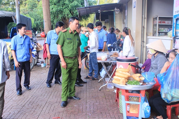Lực lượng chức năng phường Tân Thành nhắc nhở những người buôn bán hàng rong trên đường Mai Hắc Đế.