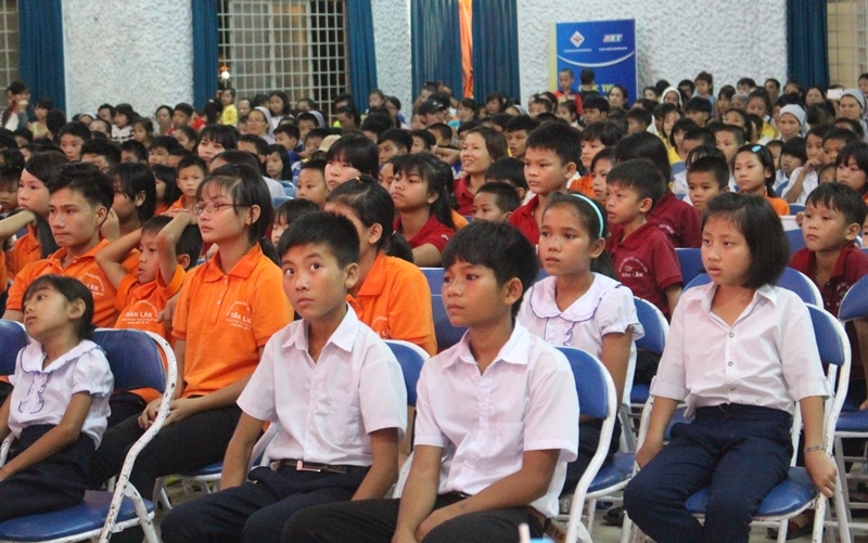 Đông đảo thiếu nhi háo hức