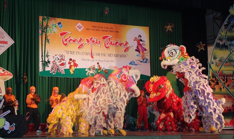 Tiết mục múa lân đầy màu sắc mở màn chương trình