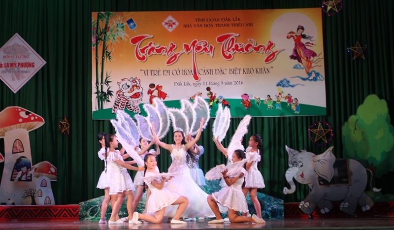 Chị Hằng xuất hiện với tiết mục múa hát đầy màu sắc
