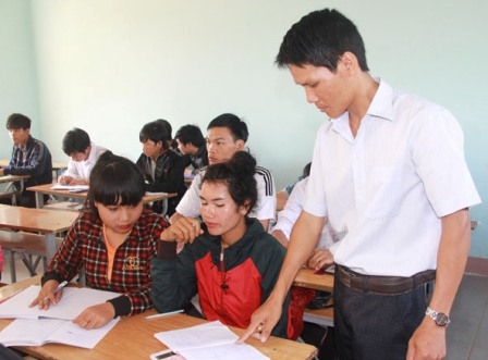 Thầy và trò Trung tâm giáo dục thường xuyên huyện Krông Bông. 