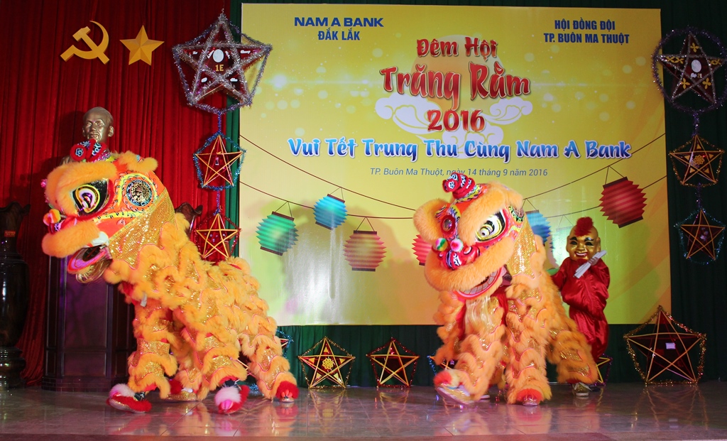 Tiết mục Múa lân mở màn tại Đêm hội