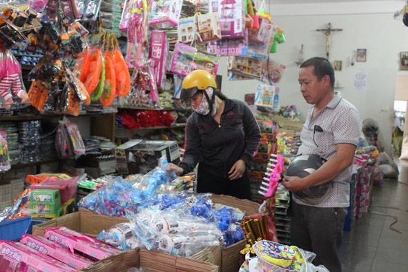 Người tiêu dùng chọn mua đồ chơi cho con.