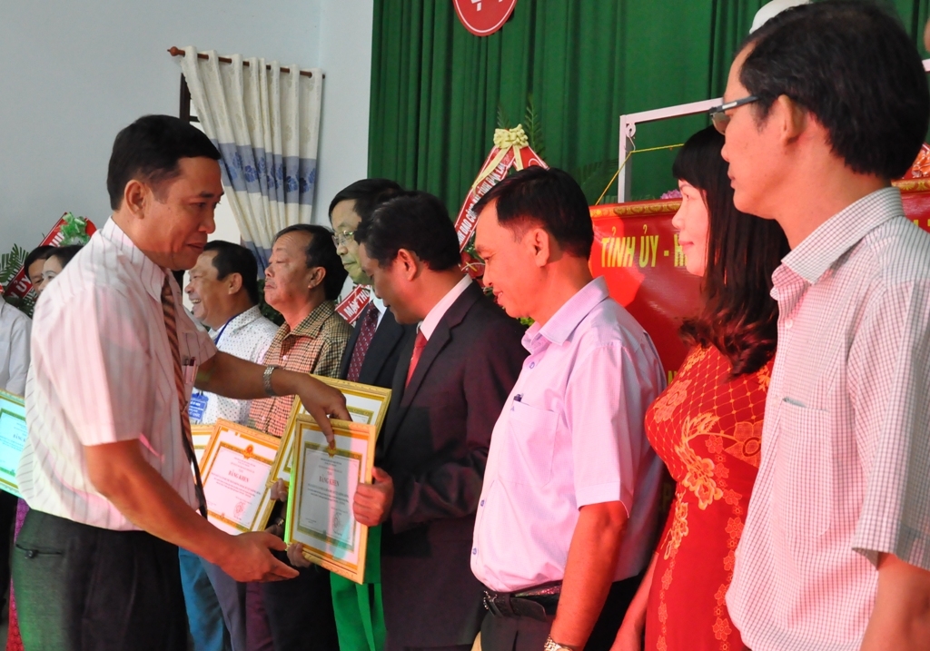 Phó Chủ tịch UBND tỉnh Võ Văn Cảnh trao tặng Bằng khen của UBND tỉnh cho các tập thể có thành tích xuất sắc trong công tác