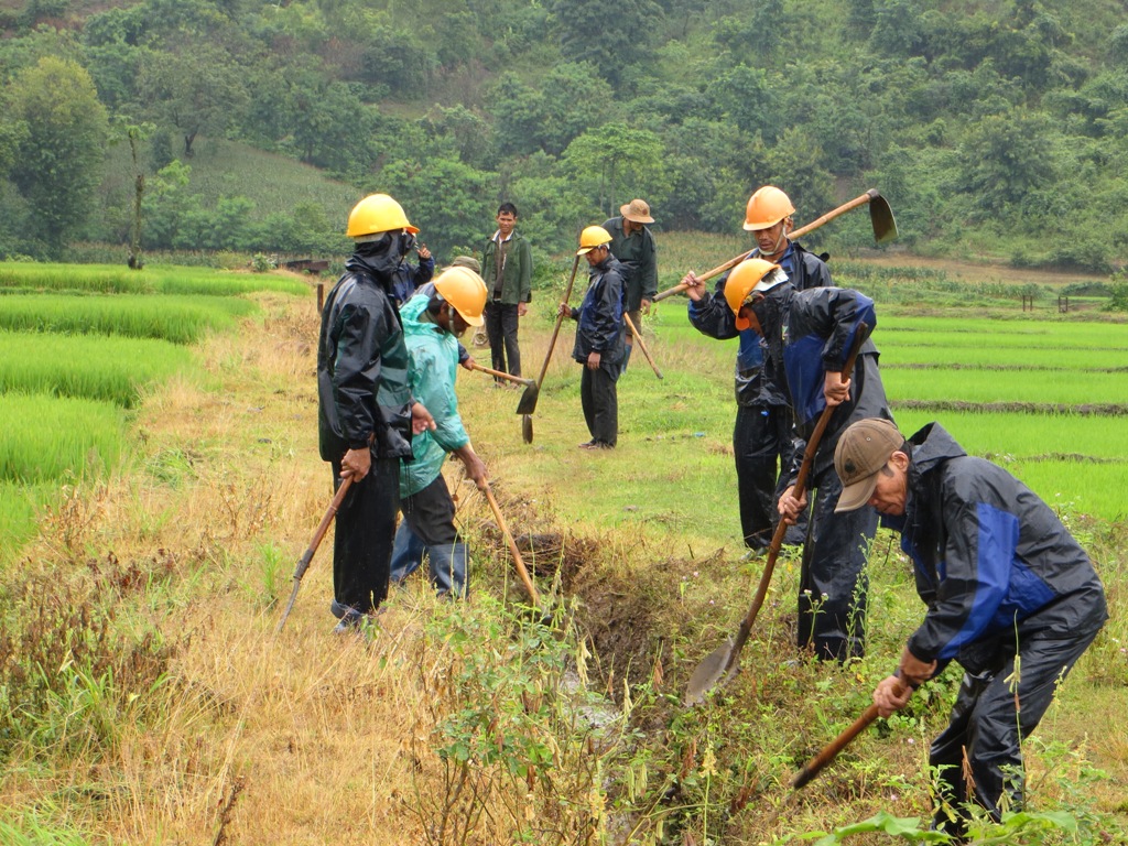 Người dân xã Ea Trul, huyện Krông Bông phát dọn kênh mương thủy lợi