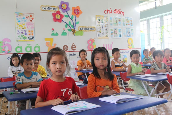 Do thiếu giáo viên, thiếu phòng học nên huyện Krông Bông ưu tiên huy động trẻ 5 tuổi ra lớp. 