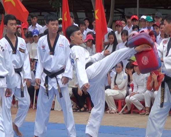 Võ sinh Câu lạc bộ Taekwondo Ea Súp tham gia thi đấu đối kháng tại kỳ thi thăng cấp.