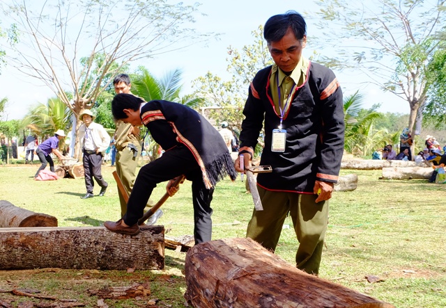 Hội thi tạc tượng gỗ Tây Nguyênbảo tồn, phát huy, tôn vinh bản sắc văn hóa độc đáo của các dân tộc trong tỉnh Đắk Lắk, các tỉnh Tây Nguyên về nghệ thuật tạc tượng dân gian