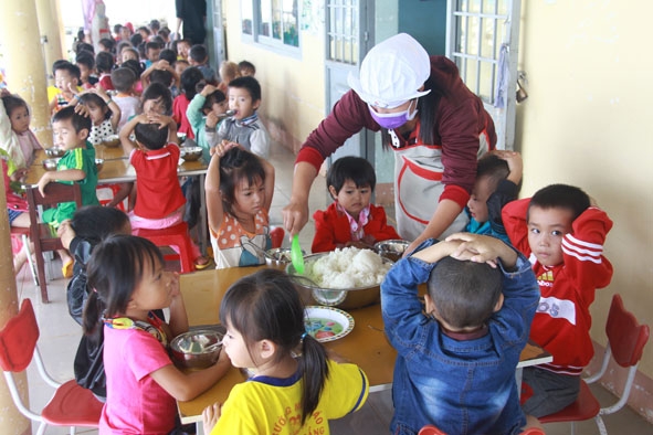 Giờ ăn trưa của các cháu ở Trường Mẫu giáo Hoa Cúc Trắng (xã Ea Đah, huyện Krông Năng)