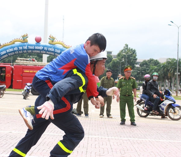 Lực lượng PCCC thao diễn kỹ thuật chữa cháy và CNCH tại Hội thi thể thao nghiệp vụ chữa cháy và CNCH năm 2016.