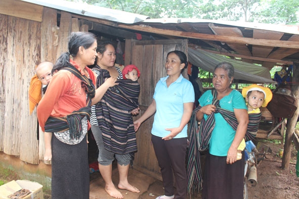 Cán bộ Hội Phụ nữ huyện Cư M’gar tuyên truyền cho hội viên phụ nữ cách bảo vệ và sử dụng nguồn nước sạch.