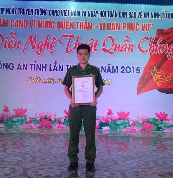          Anh Nguyễn Thanh Phương nhận  giải B  tại Hội diễn Nghệ thuật quần chúng  Công an tỉnh  năm 2015.