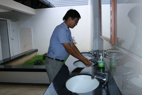 Bồn rửa trong khu vệ sinh Bến xe liên tỉnh Đắk Lắk bằng sứ cao cấp rất hiện đại  và sạch sẽ.