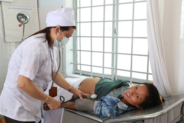 Khám thai định kỳ tại Trạm Y tế xã Krông Na (Buôn Đôn).  Ảnh: X. Thi