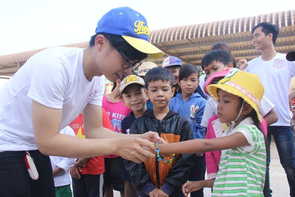 Sinh viên Khoa Y, Trường Đại học Tây Nguyên tham gia hoạt động xã hội tại huyện Buôn Đôn.