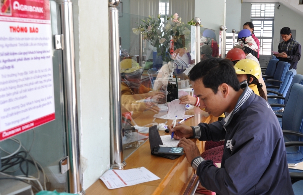 Khách hàng đang giao dịch tại Agribank Đắk Lắk