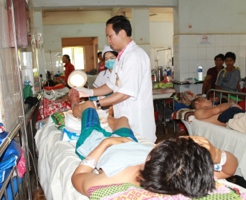 Bác sĩ Nguyễn Minh Trực kiểm tra vết thương bàn chân sau phẫu thuật cho bệnh nhân