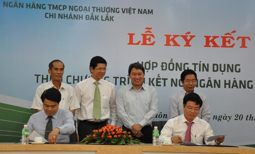 Các đại biểu chứng kiến ký kết hợp đồng giữa Vietcombank Đắk Lắk và Công ty Cổ phần ong mật Đắk Lắk