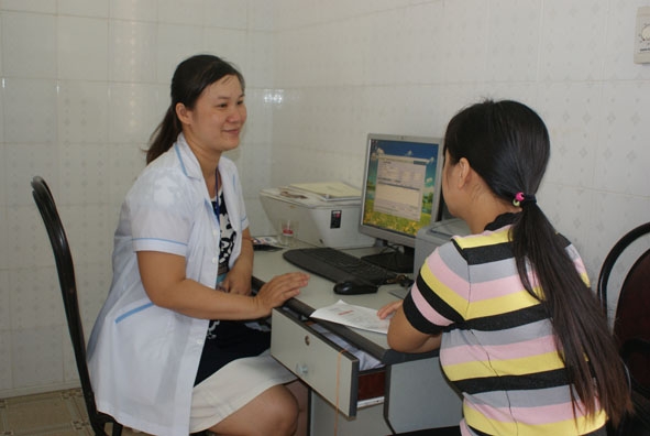 Một nữ thanh niên được tư vấn sức khỏe sinh sản tại Trung tâm Chăm sóc  sức khỏe sinh sản tỉnh. 