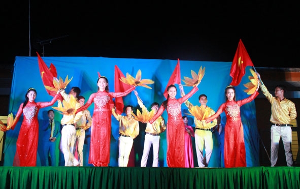 Đội tuyên truyền lưu động (Trung tâm Văn hóa tỉnh) biểu diễn  văn nghệ phục vụ bộ đội.