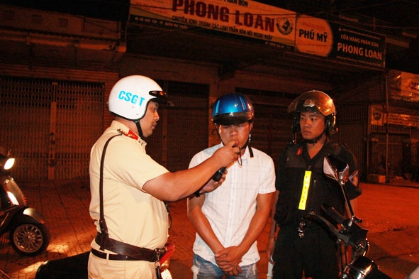 Lực lượng CSGT tỉnh tuần tra, kiểm soát giao thông ban đêm trên địa bàn TP. Buôn Ma Thuột.