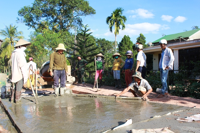 Làm đường nông thôn mới ở huyện Ea Súo