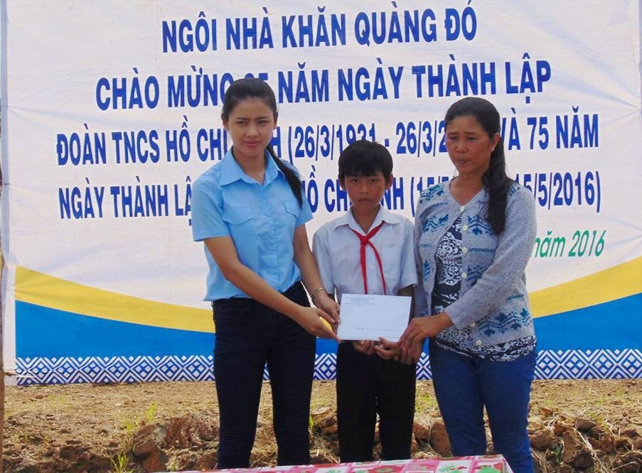Đại diện Hội đồng Đội huyện Cư M'gar trao tền hỗ trợ cho gia đình học sinh nghèo vượt khó tại xã Ea M'nang