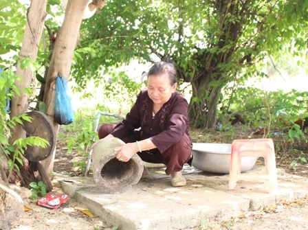 Người dân huyện M'Đrắk lật úp đồ dùng ít sử dụng để tránh nước ứ đọng phát sinh bọ gậy