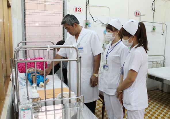 Sinh viên trường Trung cấp Y tế Đắk Lắk thực hành lâm sàng tại khoa Hồi sức cấp cứu nhi và nhi sơ sinh, Bệnh viện Đa khoa tỉnh.