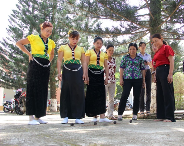 Các thiếu nữ dân tộc Thái ở thôn Thanh Sơn (xã Ea Sar) với trò chơi dân gian Tó má lẹ.  